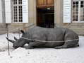 Un rhinocéros de résine qui était assis à l’extérieur du musée de Millau (pendant un moment) - Gîtes Castel de Cantobre, Aveyron, France