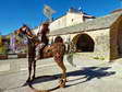 Cheval et chevalier en métal par André Debru (ici pour Novembre 2016) - Gîtes Castel de Cantobre, Aveyron, France